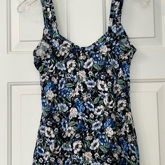 White House Black Market Fitted Black and Blue Sleeveless Tank Top - Picture 2 of 5